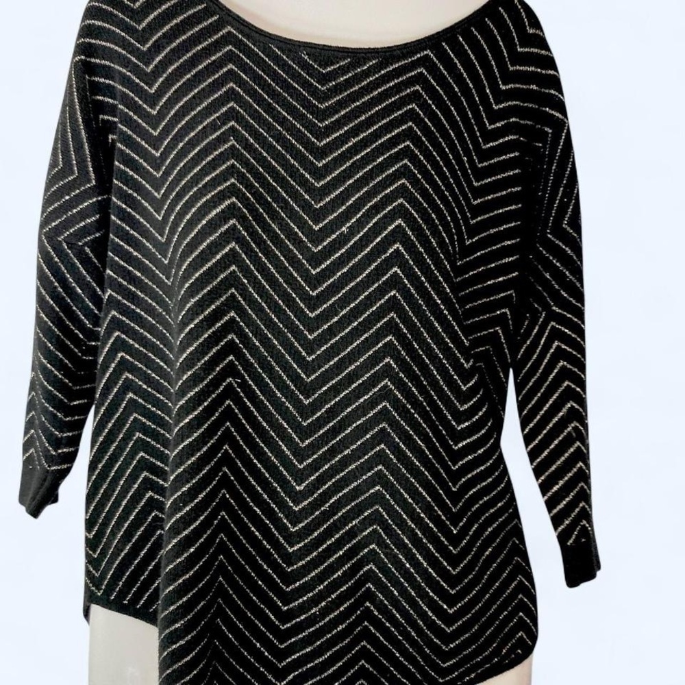 Black and silver shimmering top with a boho vibe. Size: S C